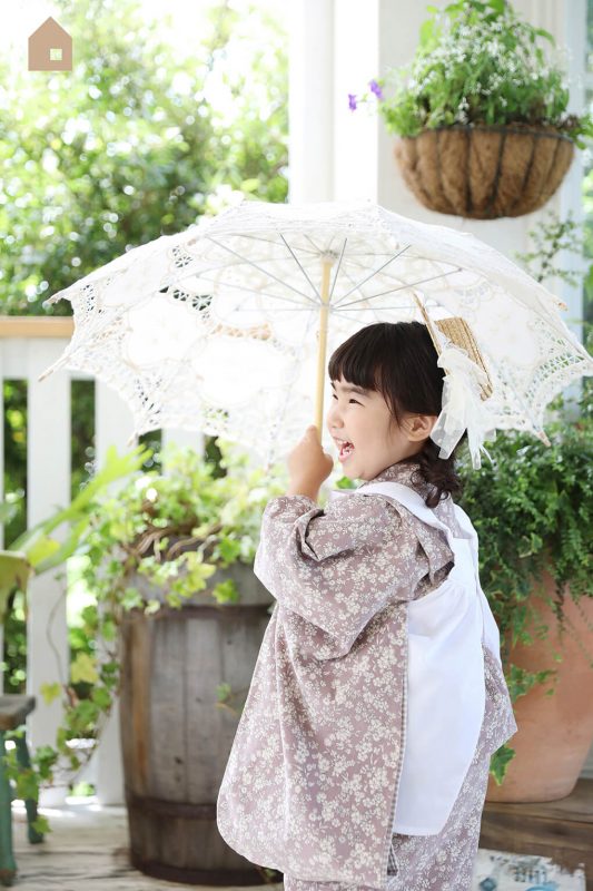 子供写真スタジオStudioHome横須賀店の2Fデッキで撮影した七五三で傘を持っている女の子の写真。