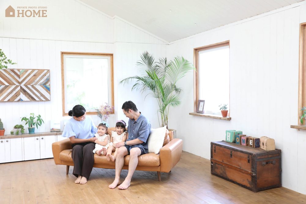 子供写真スタジオStudioHome横須賀店の室内で撮影したカジュアルな家族写真。