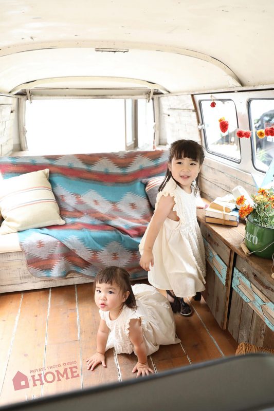 子供写真スタジオStudioHome横須賀店のワーゲンバスで撮影したカジュアルな姉妹の写真。