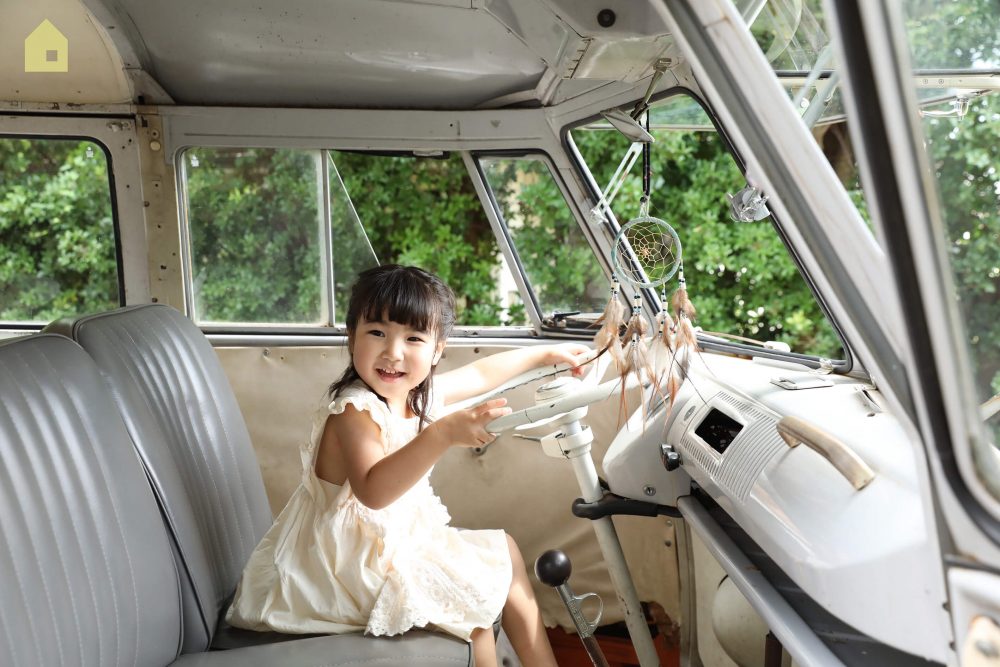 子供写真スタジオStudioHome横須賀店のワーゲンバスで撮影したバスを運転している女の子の写真。