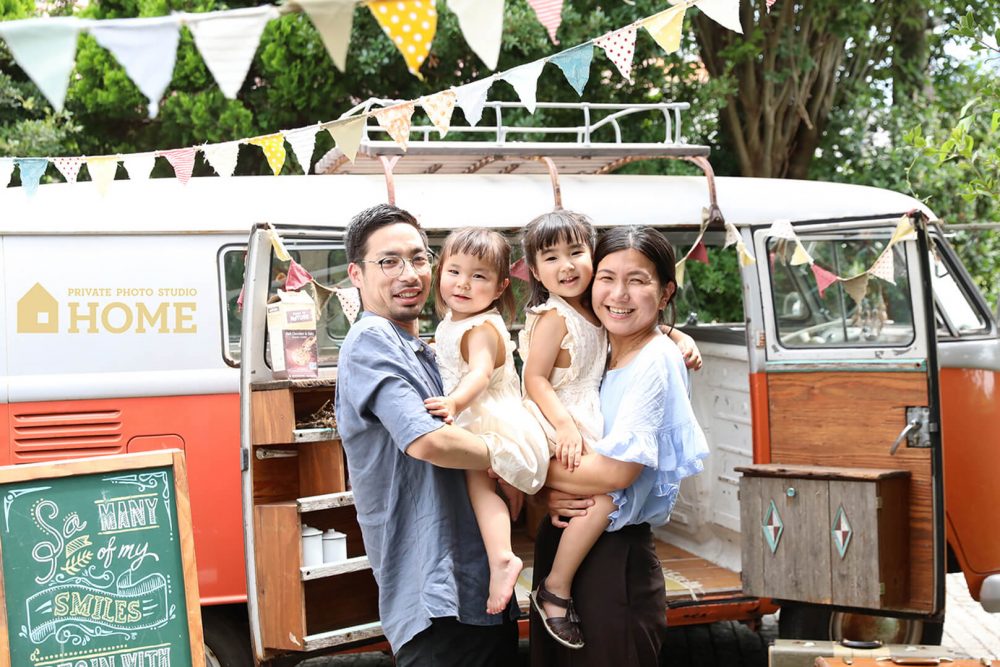 子供写真スタジオStudioHome横須賀店のワーゲンバスで撮影したカジュアルな家族写真。