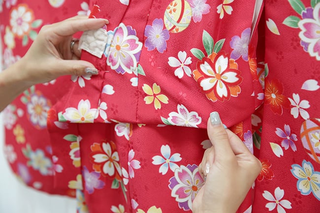 子供写真スタジオStudioHome鎌倉店の七五三の着物の腰上げの写真。